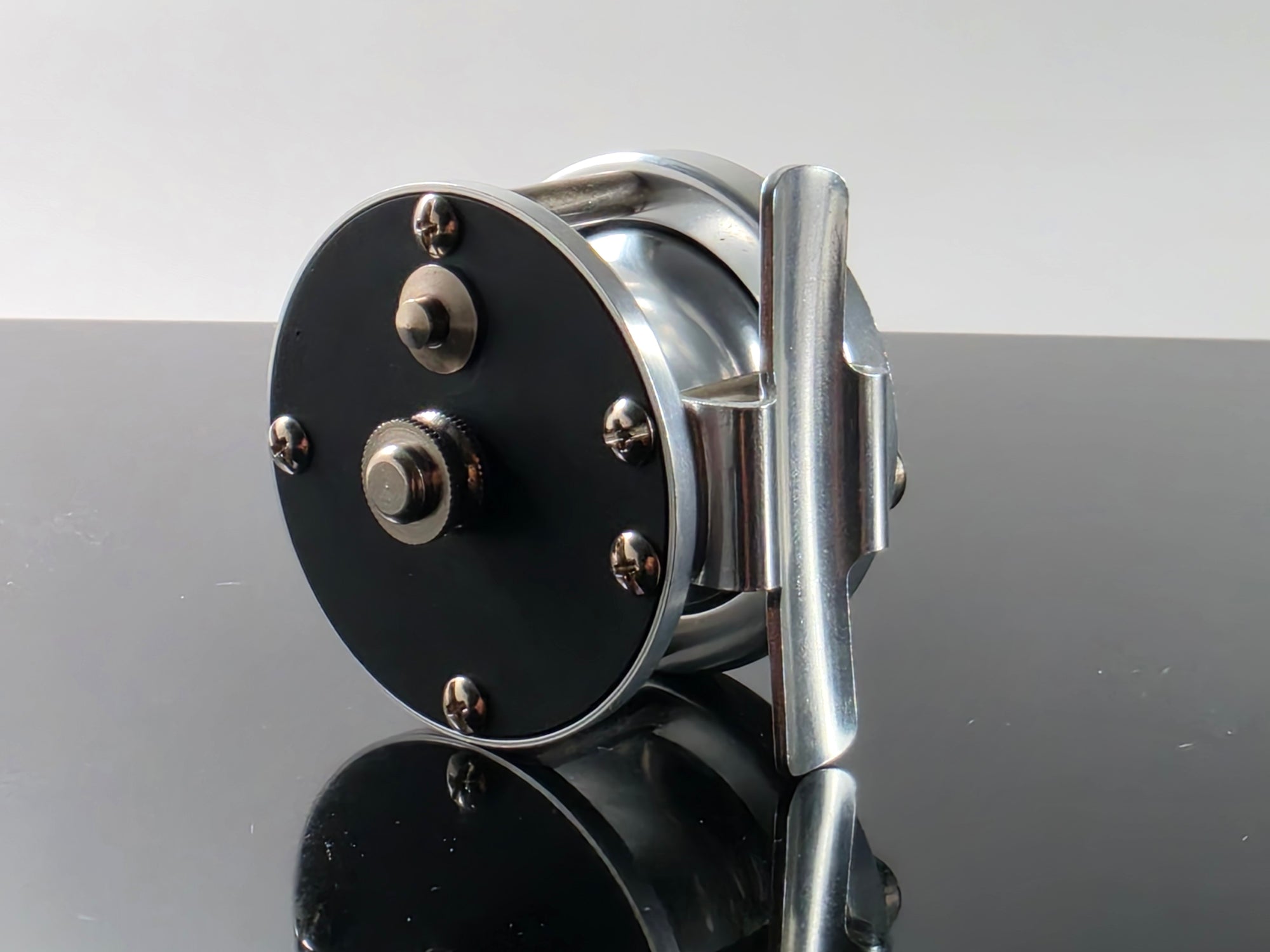 Anglers Roost VH1 Vom Hoffe fly reel top-down view reel foot aluminum construction